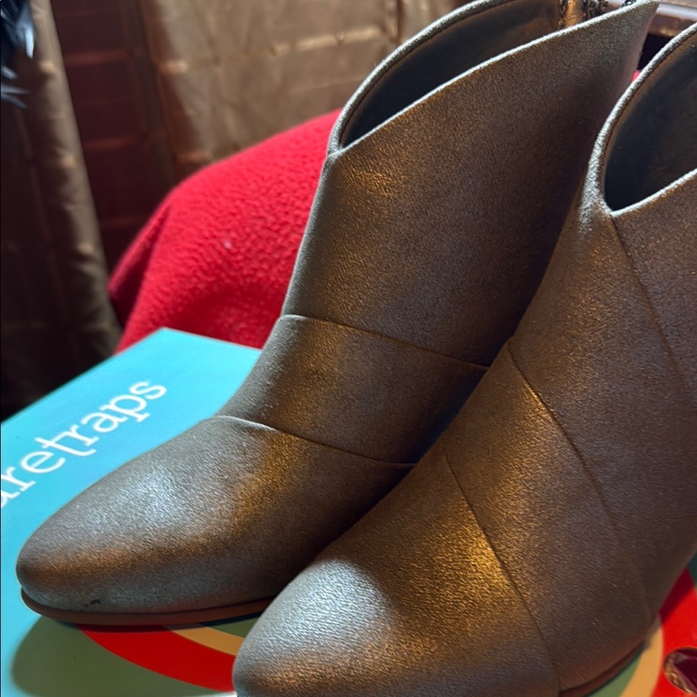 BareTraps Gunmetal Ankle Booties Sleek Design
Still in box BRAND NEW